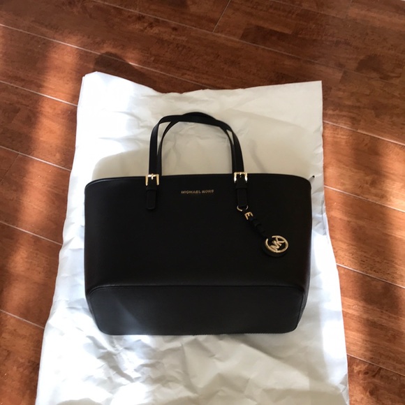 Michael Kors Jet Set Tote - Picture 7 of 7